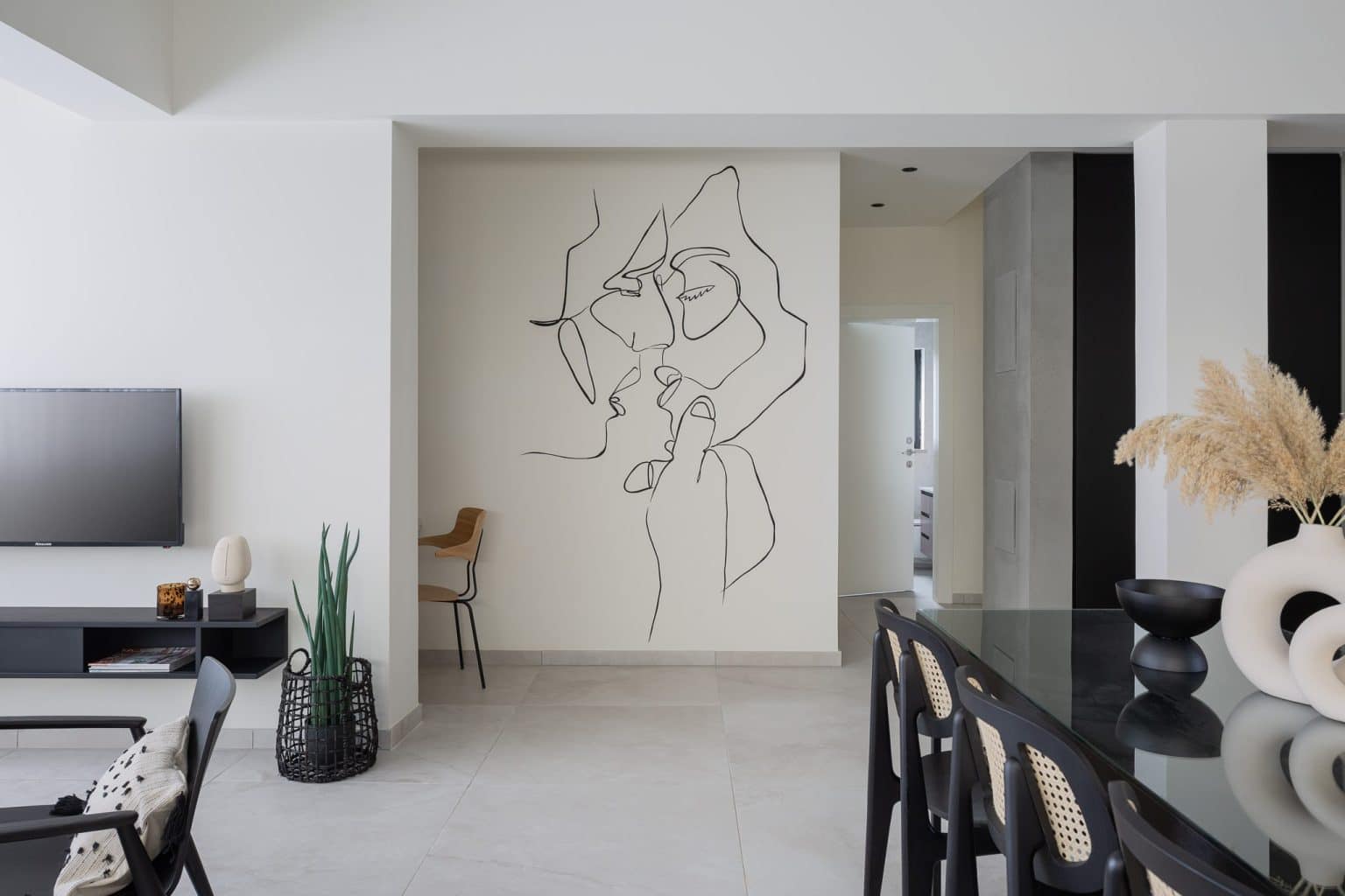 Dining area in a professionally managed TLV2GO apartment, Tel Aviv