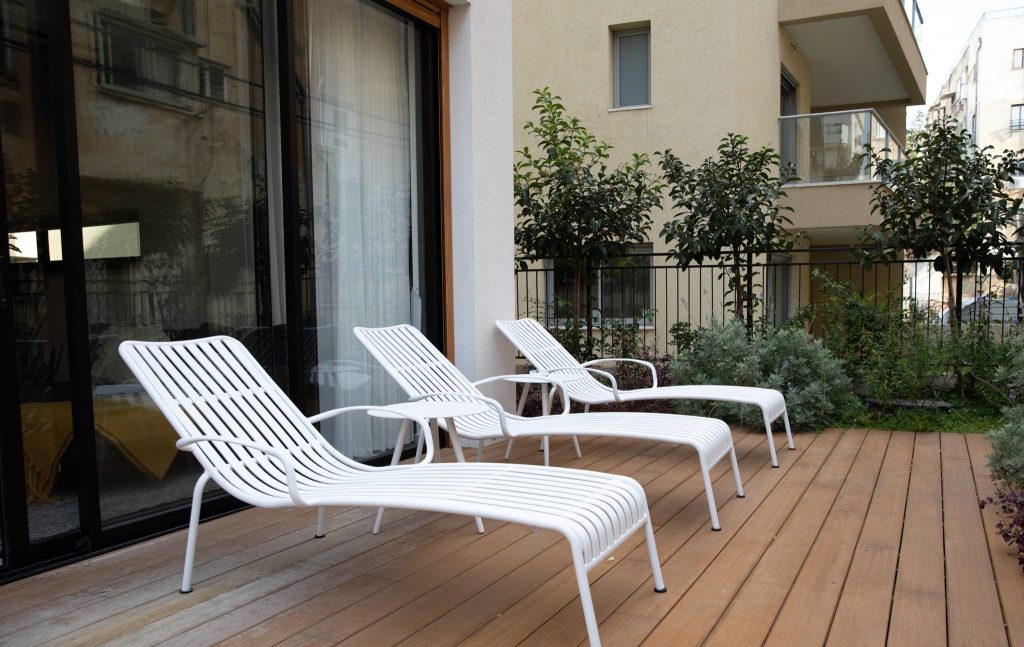 Courtyard with sun loungers at a TLV2GO building in Tel Aviv